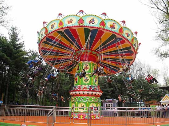Amusement park flying chair ride