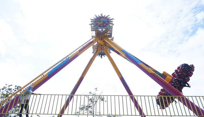 Pendulum ride for Dream Worl d Amusement Park
