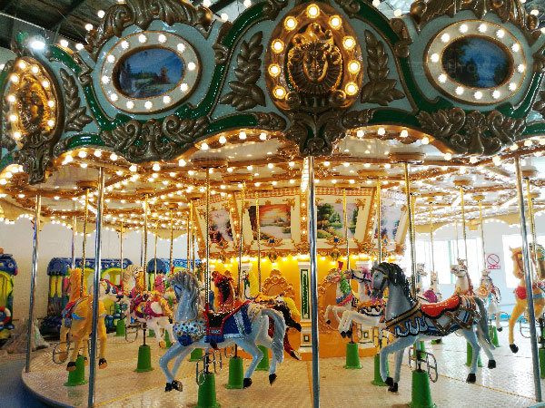 Lighting system for indoor carousel rides